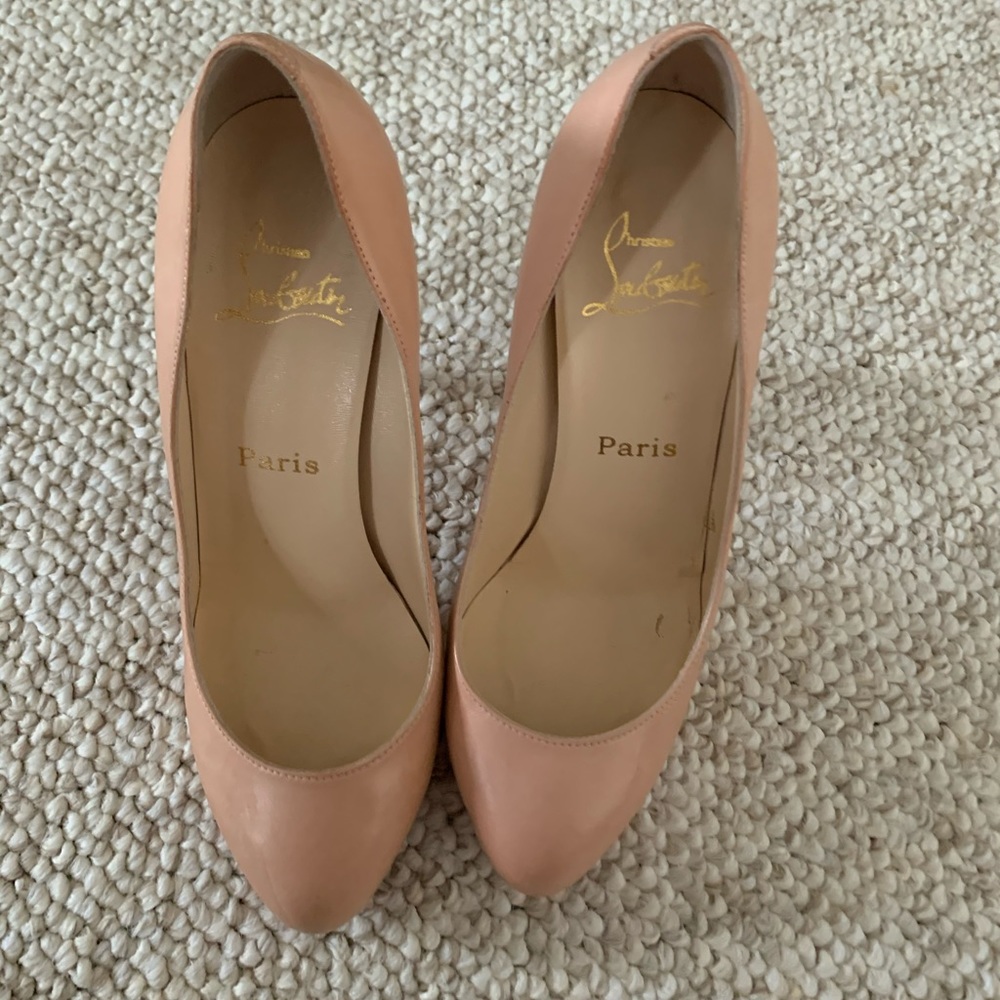 Nude almond toe, barely worn, excellent condition